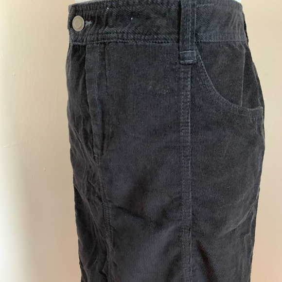 Black corduroy midi skirt in excellent condition size 16/XL - Picture 2 of 4